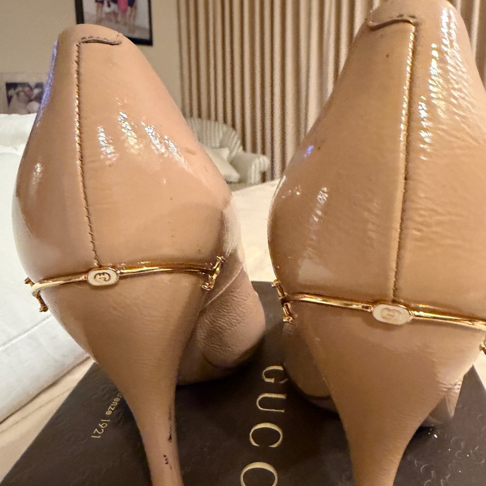 Gucci Women's Beige Patent Leather Heels. Size 7 - Picture 4 of 8